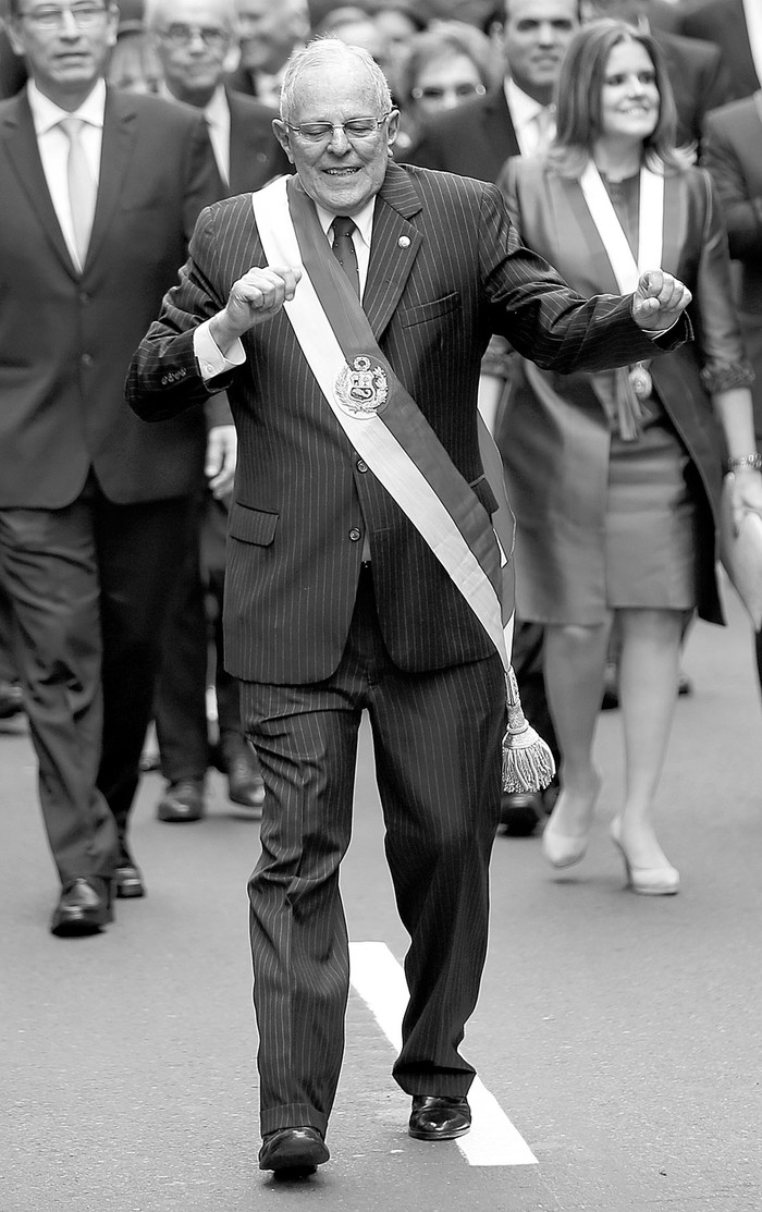 Pedro Pablo Kuczynski, nuevo presidente de Perú, se dirige al Palacio
de Gobierno, ayer, en Lima. Foto: Luka Gonzales, Afp