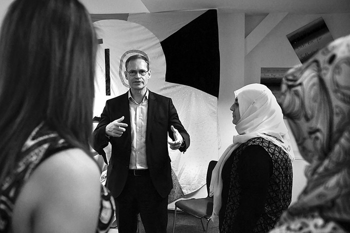 Michael Mueller, alcalde de Berlín, ayer, durante una charla con mujeres inmigrantes en Berlín. / Foto: Tobias Schwarz, AFP