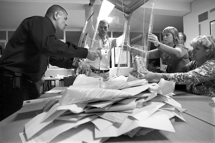 Una comisión electoral durante el escrutinio de las elecciones parlamentarias de Rusia. Foto: Max Vetrov, AFP