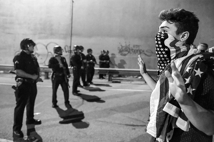 Manifestantes se enfrentan con la Policía durante una protesta contra Donald Trump, ayer, en Los Ángeles, California. Foto: Ringo Chiu, AFP