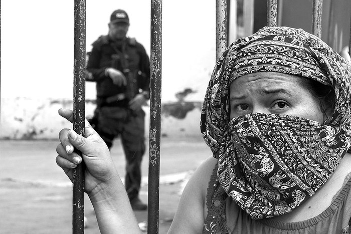 Un pariente de un preso en la entrada de la cárcel pública Desembargador Raimundo Vidal Pessoa, ayer, en Manaos, estado de Amazonas, Brasil. Foto: Raphael Alves, AFP