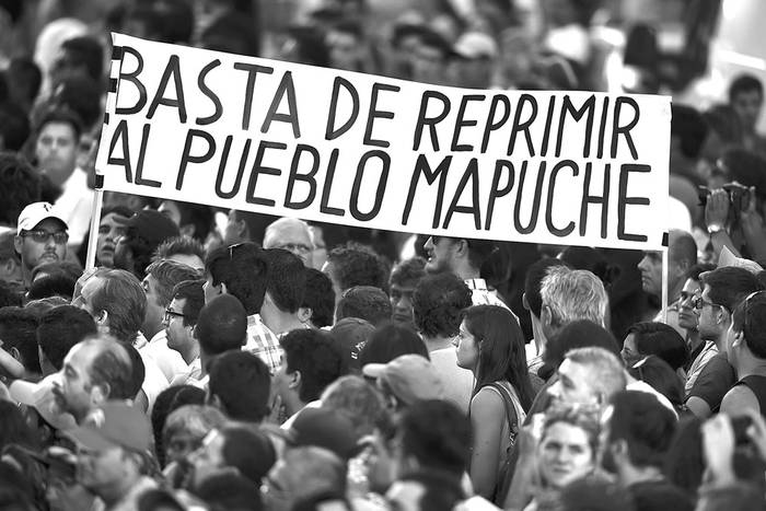 Manifestación en apoyo al pueblo mapuche, frente al podio del rally Dakar, el sábado, en Buenos Aires. Foto: Eitan Abramovich, AFP