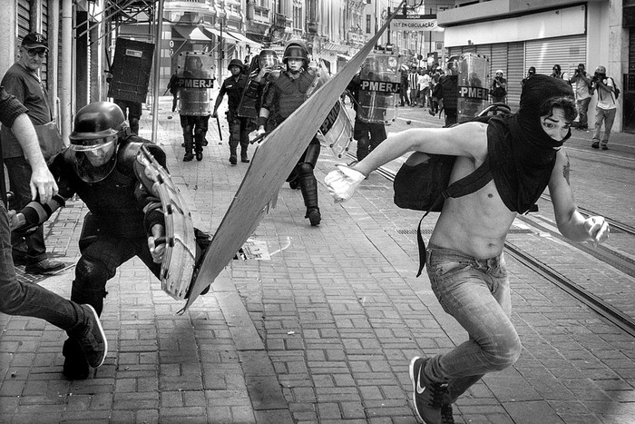 Represión de la Policía Militar durante una protesta contra la privatización del agua y el alcantarillado, ayer, en Río de Janeiro. Foto: Yasuyoshi Chiba, AFP