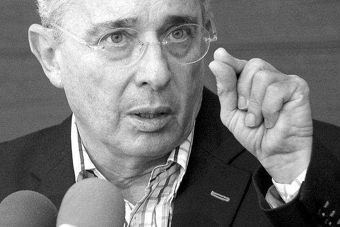 Álvaro Uribe, ex presidente colombiano y actual senador, durante una conferencia de prensa , ayer, en el departamento de Antioquia, Colombia. Foto: Raúl Arboleda, AFP