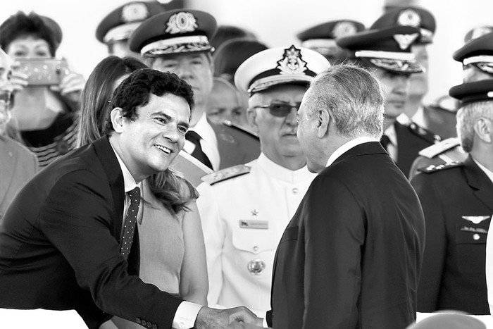 Sérgio Moro, juez brasileño anticorrupción (i), y el presidente brasileño, Michel Temer, durante las celebraciones del Día del Ejército, ayer, en Brasilia. Foto: Evaristo Sa, AFP