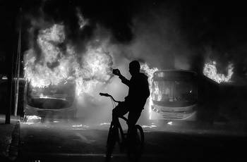 Manifestante durante la movilización convocada por sindicatos que se oponen a las reformas de austeridad, el 28 de abril, en Río de Janeiro. Foto: Yasuyoshi Chiba, AFP Manifestante durante la movilización convocada por sindicatos que se oponen a las reformas de austeridad, el 28 de abril, en Río de Janeiro. Foto: Yasuyoshi Chiba, AFP