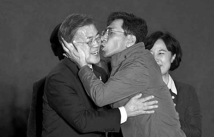 Moon Jae-in (i) candidato presidencial surcoreano del Partido Demócrata, y Ahn Hee-Jung, candidato a la presidencia del partido, ayer, en Seúl. Foto: Jung Yeon-Je, AFP