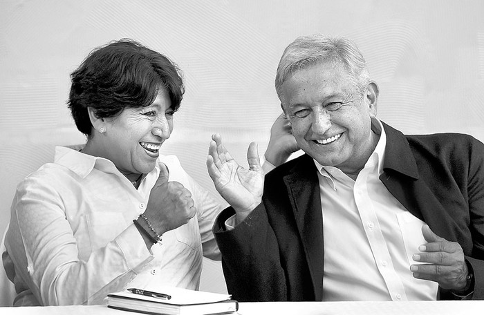 Delfina Gómez, candidata a gobernadora estatal del Movimiento de Regeneración Nacional, y el presidente de ese partido, Andrés Manuel López Obrador, durante una rueda de prensa, el 6 de junio, en Ciudad de México. Foto: Alfredo Estrella, AFP