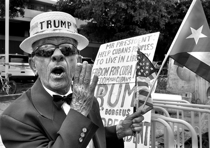 Un manifestante que apoya las medidas de Donald Trump sobre Cuba, el viernes, en Miami, Florida, Estados Unidos. Foto: José Caruci, AFP