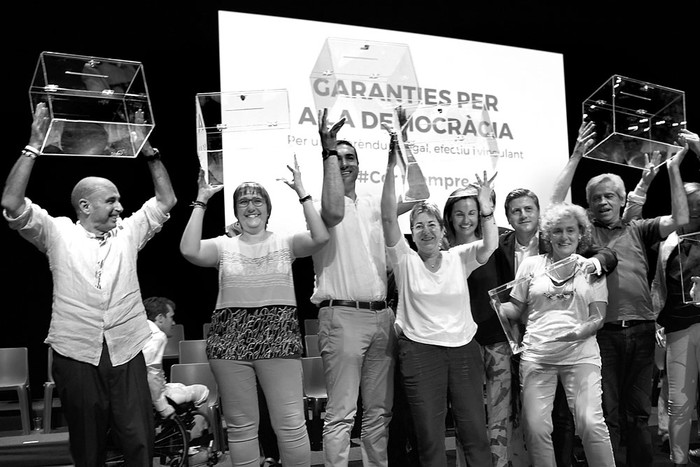 Diputados del Parlamento catalán, después de la presentación de los detalles del referéndum de autodeterminación de Cataluña, ayer, en Barcelona. Foto: Lluis Gene, AFP