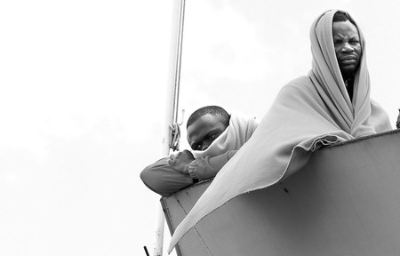 Inmigrantes esperan para desembarcar del buque de rescate Aquarius, en el puerto de Salerno, luego de una operación de rescate en el mar Mediterráneo. Foto: Carlo Hermann, AFP (archivo, mayo de 2017) Inmigrantes esperan para desembarcar del buque de rescate Aquarius, en el puerto de Salerno, luego de una operación de rescate en el mar Mediterráneo. Foto: Carlo Hermann, AFP (archivo, mayo de 2017)