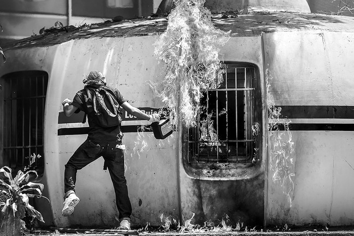 Manifestantes de la oposición incendian una cabina policial, ayer, en Caracas, Venezuela. Foto: Ronaldo Schemidt, AFP