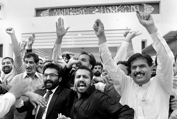 Los partidarios del partido gobernante Liga Musulmana de Pakistán-Nawaz, festejan, ayer, fuera del Parlamento. Foto: Aamir Qureshi, AFP