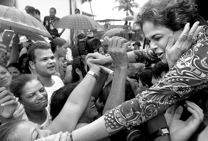 Dilma Rousseff  con simpatizantes, durante la visita al barrio de Brasilia Teimosa, en Recife, el 26 de agosto. Foto: Leo Caldas, AFP