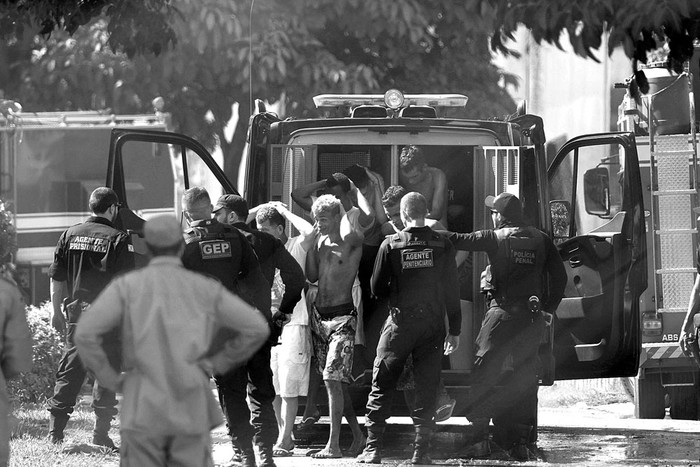 Traslado de presos a la prisión Coronel Odenir Guimarães, en Goiás, Brasil. Foto: Claudio Reis, AFP
