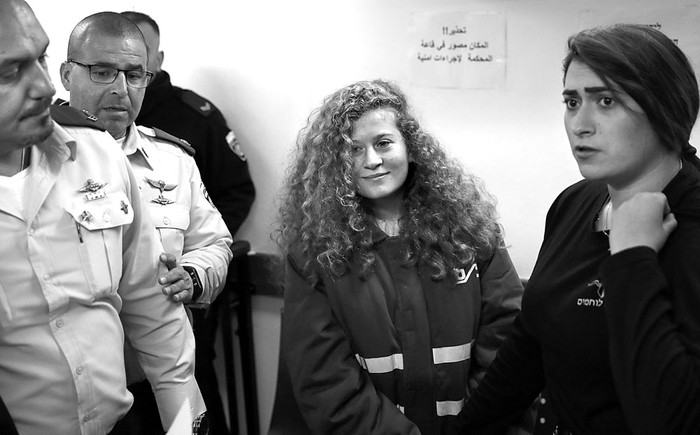 Ahed Tamimi, durante una audiencia en el tribunal militar israelí, ayer, en la prisión militar de Ofer, en la aldea de Betunia, en Cisjordania. Foto: Thomas Coex, AFP