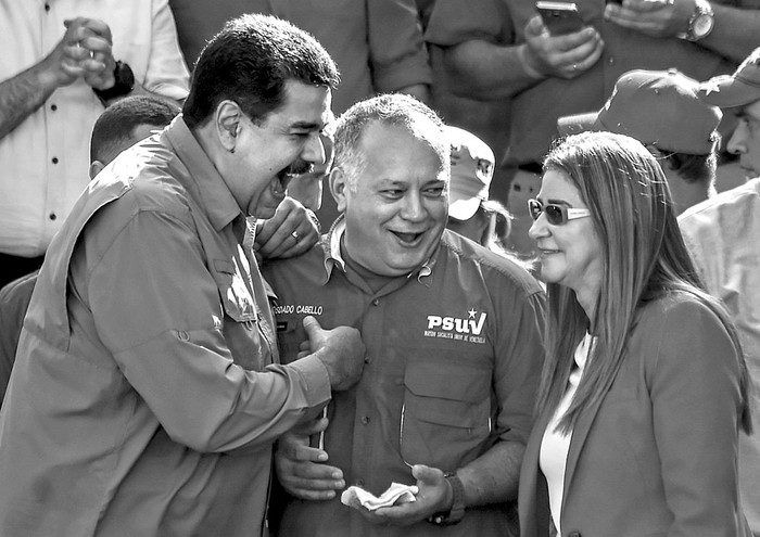 Nicolás Maduro, presidente venezolano, el constituyente Diosdado Cabello y la primera dama, Cilia Flores, ayer, durante un acto en Caracas. Foto: Juan Barreto, AFP