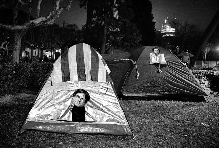Campamento de partidarios de Carles Puigdemont, ayer, en las afueras del Parlamento catalán en el parque de la Ciutadella, en Barcelona. Foto: Josep Lago, AFP