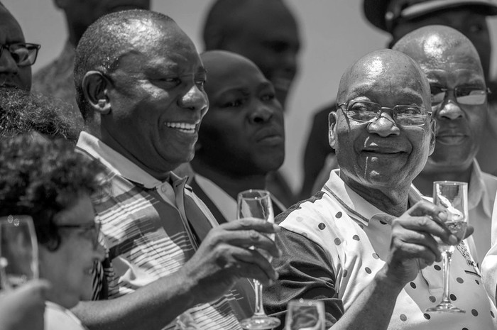 Cyril Ramaphosa (i), presidente del Congreso Nacional Africano (CNA), y Jacob Zuma, presidente de Sudáfrica, durante las celebraciones del CNA celebradas el 13 de enero. Foto: Mujahid Safodien, AFP