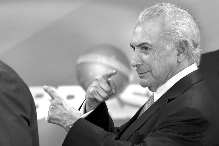 Michel Temer, presidente brasileño, durante la firma del decreto para enviar al Ejército a liderar la seguridad pública en el estado de Río de Janeiro, el viernes, en el Palacio de Planalto en Brasilia. Foto: Sérgio Lima, AFP