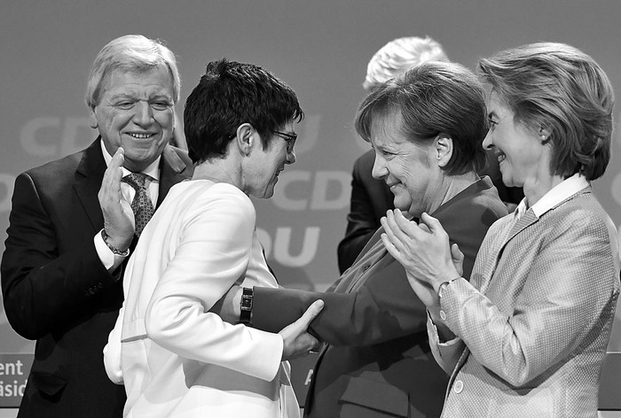 Annegret Kramp-Karrenbauer (i) y Angela Merkel (c), canciller alemana, durante el congreso del partido Unión Demócrata Cristiana, ayer, en Berlín. Foto: Tobias Schwarz, AFP