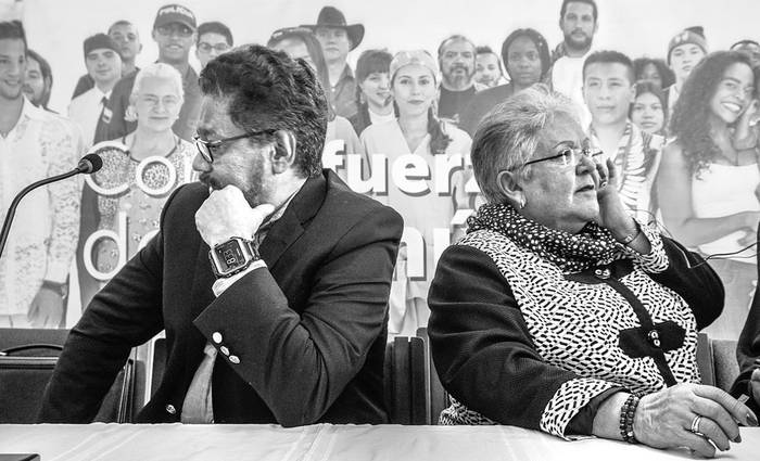 Iván Márquez e Imelda Daza, candidatos de Fuerza Revolucionaria Común Alternativa, en una conferencia de prensa, ayer, en Bogotá. Foto: Luis Acosta, AFP