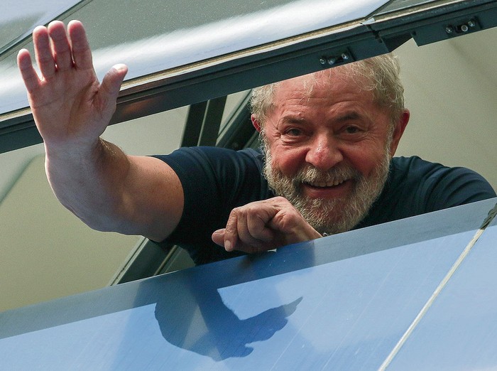 Luiz Inácio Lula da Silva aparece en una ventana del sindicato de los obreros metalúrgicos, en San Pablo.
 · Foto: Miguel Schincariol