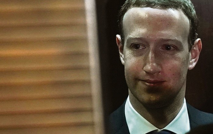 Mark Zuckerberg, director ejecutivo de Facebook, después de una reunión con el senador Chuck Grassley, ayer, en el Capitolio, en Washington.
 · Foto: Alex Wong