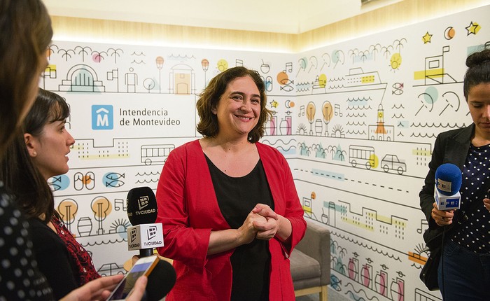 Ada Colau en rueda de prensa, ayer, en la Intendencia de Montevideo. · Foto: Andrés Cuenca