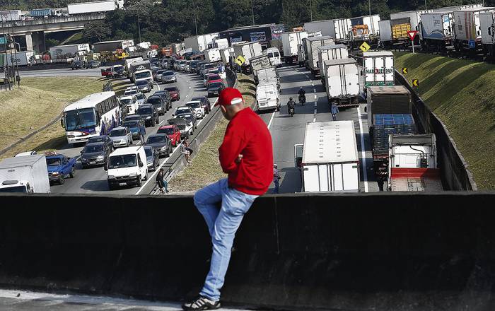 Camioneros brasileños bloquean la carretera Regis Bittencourt, a 30 kilómetros de San Pablo. · Foto: Miguel Schincariol