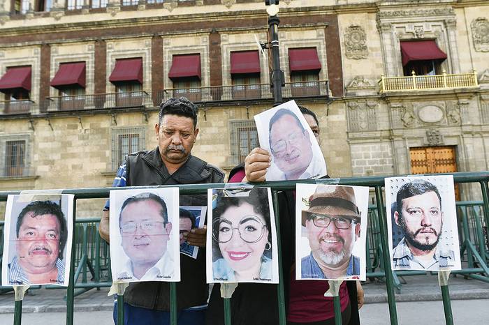 Protesta por el asesinato o desaparición de más de 140 periodistas y reporteros gráficos en México desde 2000, el 1 de junio, frente al Palacio Nacional en la Ciudad de México. 
 · Foto: Yuri Cortez.