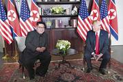 Kim Jong Un, líder norcoreano, y Donald Trump, presidente estadounidense, ayer, en el Hotel Capella en la isla Sentosa en Singapur.
