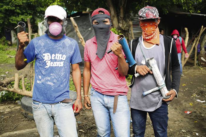 Manifestantes antigubernamentales posan con armas caseras, ayer, en Masaya, Nicaragua.
 · Foto: Inti Ocon