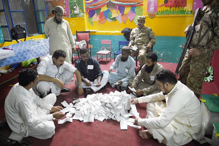Funcionarios electorales paquistaníes, durante el escrutinio, ayer, en una mesa electoral en Rawalpindi, Pakistan.
 · Foto: Farooq Naeem