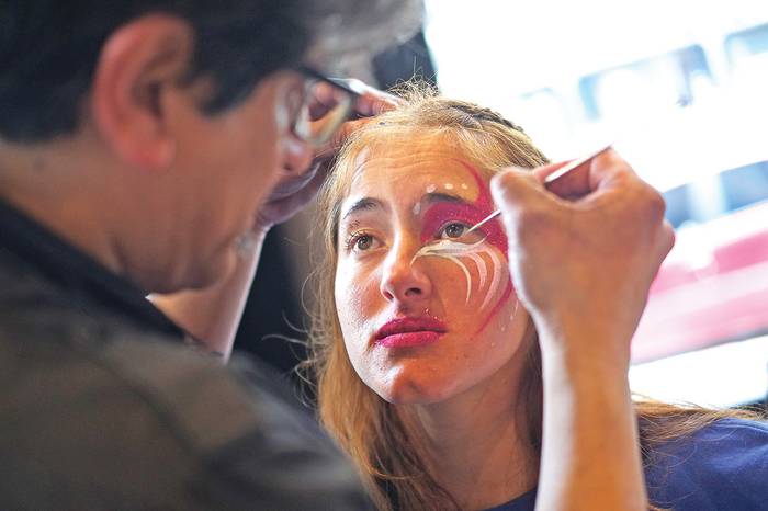 Estación “Maquillaje y peinado”, ayer, durante la muestra anual de actividades de los Centros de Capacitación de Producción. · Foto: Pablo Vignali