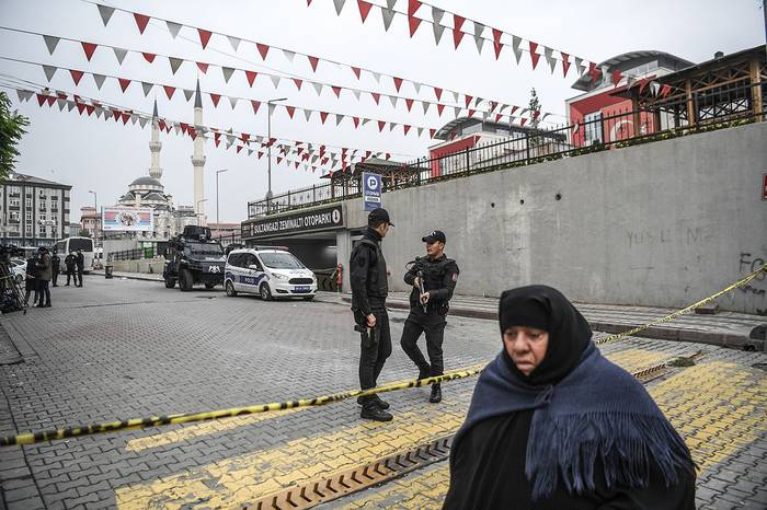 Acordonamiento de un estacionamiento subterráneo donde se encontró un automóvil abandonado que pertenece al consulado saudí, ayer, en Estambul.
 · Foto: Ozan Kose, AFP