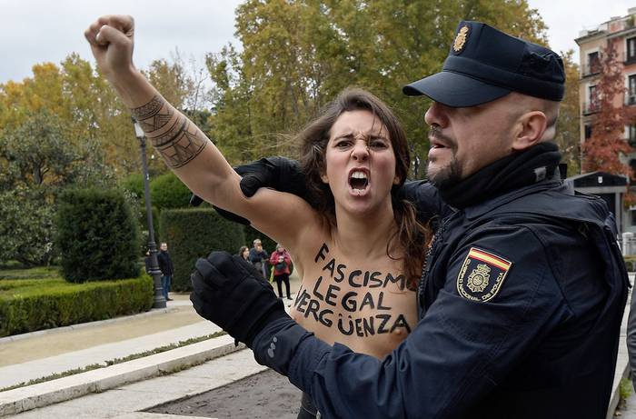 La Policía detiene a activista del movimiento feminista Femen, durante una protesta contra una manifestación de extrema derecha que marca el aniversario de la muerte del dictador español Francisco Franco. · Foto: Óscar del Pozo