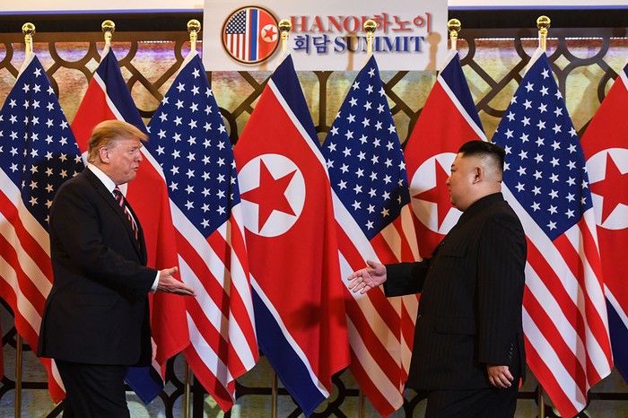 Donald Trump, presidente de Estados Unidos, y Kim Jong-un, líder de Corea del Norte, ayer, en Hanói. · Foto: Saul Loeb