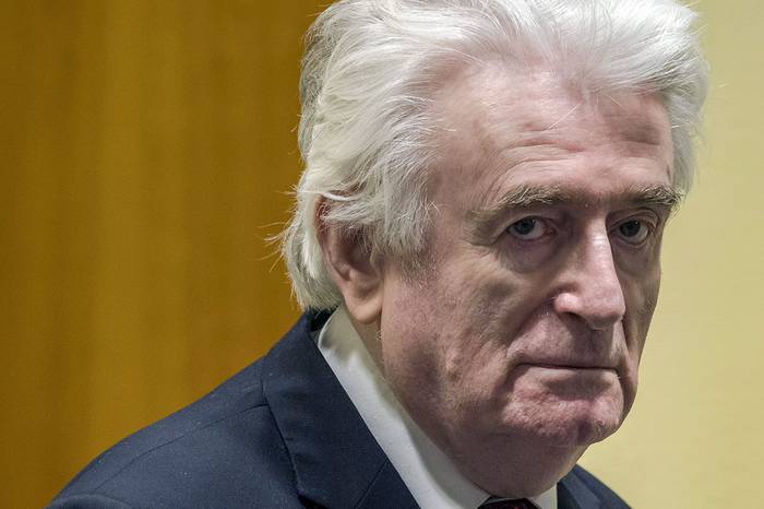 Radovan Karadzic, ex líder serbobosnio, ayer, en una sala de tribunal en La Haya.

 · Foto: Peter Dejong