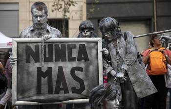 Conmemoración del 43 ° aniversario del golpe de estado militar en Argentina, ayer, en Buenos Aires.
Conmemoración del 43 ° aniversario del golpe de estado militar en Argentina, ayer, en Buenos Aires.