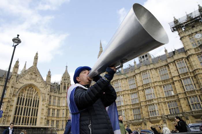 Un manifestante en el centro de Londres, mientras el parlamento vota una alternativa de última hora al plan Brexit. 
 · Foto: Tolga Akmen