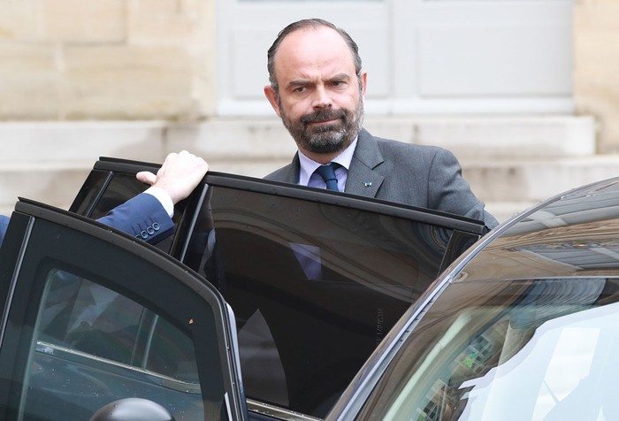 Edouard Philippe, primer ministro francés, abandona el palacio presidencial del Elíseo, ayer, después de la reunión de gabinete.
 · Foto: Jacques Demarthon, AFP