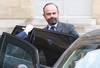 Edouard Philippe, primer ministro francés, abandona el palacio presidencial del Elíseo, ayer, después de la reunión de gabinete.
Edouard Philippe, primer ministro francés, abandona el palacio presidencial del Elíseo, ayer, después de la reunión de gabinete.