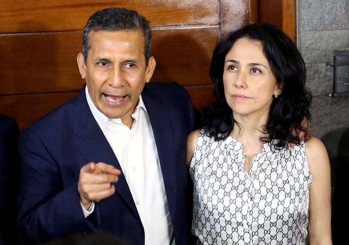 Ollanta Humala y su esposa Nadine Heredia, fuera de su casa después de haber sido liberada de una detención preventiva.

 · Foto: Luka Gonzáles, AFP