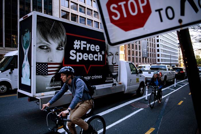 Cartel de protesta que dice "Libertad de expresión" con fotos de Chelsea Manning y el fundador de WikiLeaks Julian Assange, el 16 de abril, en Washington. · Foto: Brendan Smialowski, AFP