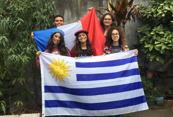 Estudiantes del Centro de Lenguas Extranjeras, que juntan fondos para viajar a Francia. · Foto: s/d de autor