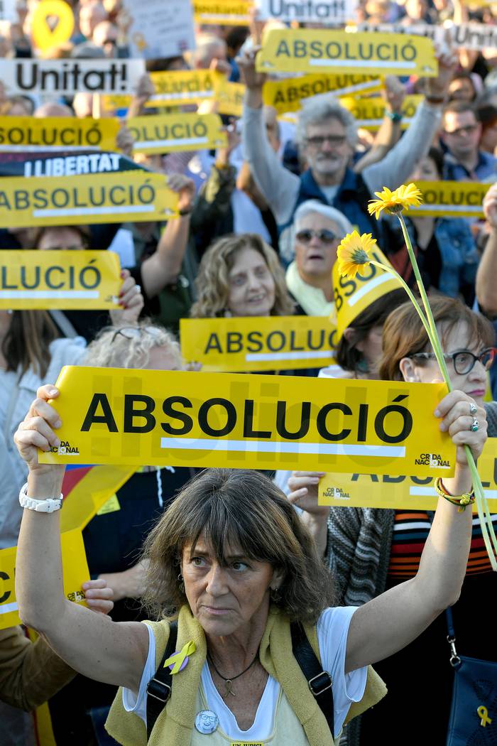 Manifestación para pedir la absolución de los 12 líderes separatistas catalanes, que han sido juzgados en Madrid, ayer, en Barcelona. · Foto: Lluis Gene, AFP