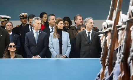 Mauricio Macri y su esposa Juliana Awada, durante un desfile militar por la declaración. de la independencia argentina, el 9 de julio, en Buenos Aires.
Foto: Noticias Argentinas, AFP
Mauricio Macri y su esposa Juliana Awada, durante un desfile militar por la declaración. de la independencia argentina, el 9 de julio, en Buenos Aires.
Foto: Noticias Argentinas, AFP