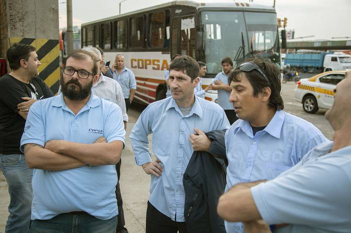 Trabajadores de Copsa, ayer, en la terminal Río Branco. · Foto: Ernesto Ryan