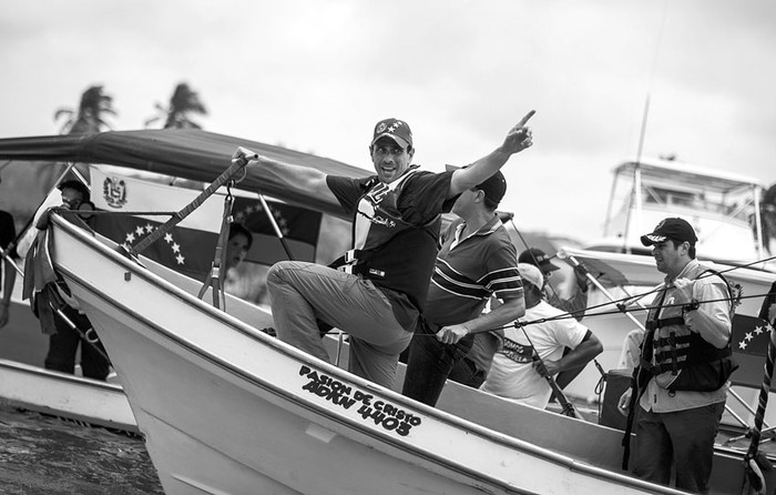 El candidato presidencial de la oposición venezolana, Henrique Capriles, saluda a los bañistas, el viernes, en el Parque Nacional Morrocoy.  · Foto:  Miguel Gutiérrez, Efe